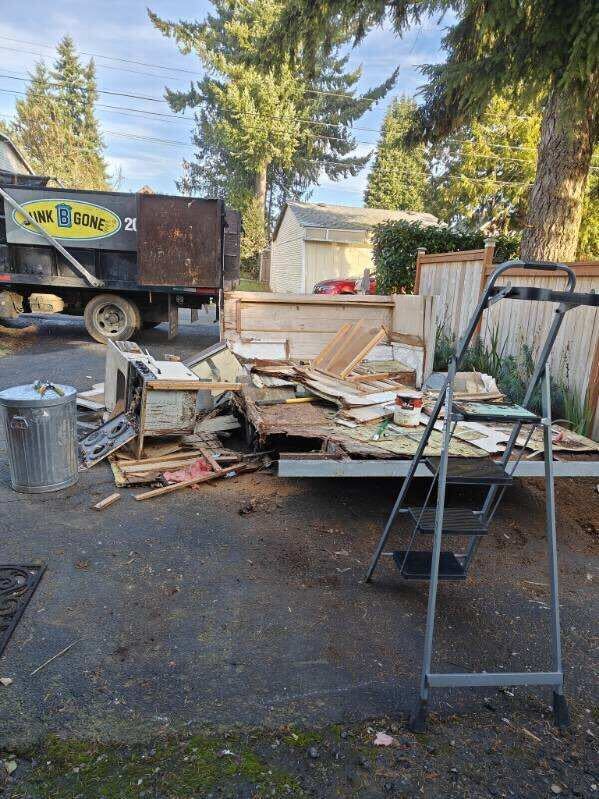 Junk RV being removed in Seattle