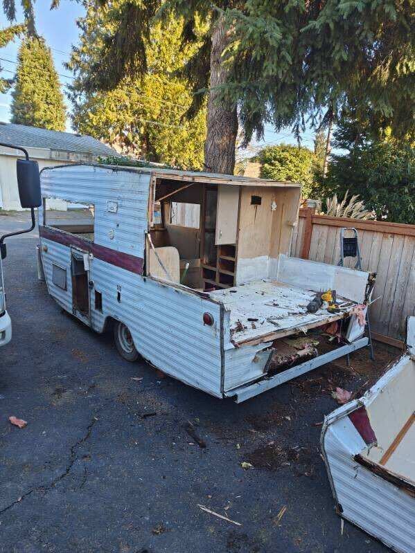 Junk RV being removed in Puyallup