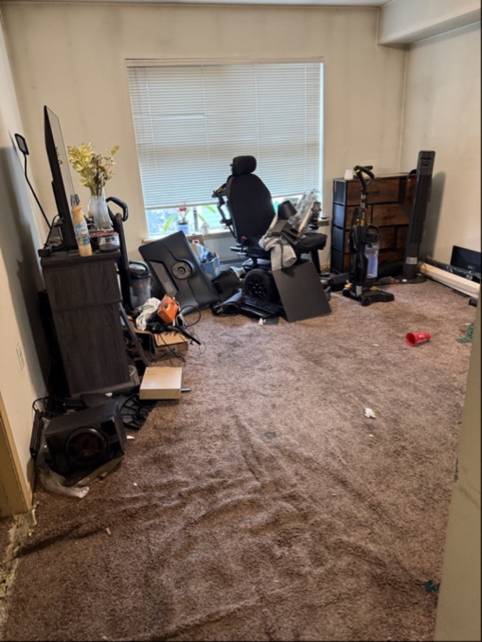 Cluttered residential bedroom in Lynnwood before Junk B Gone cleanout